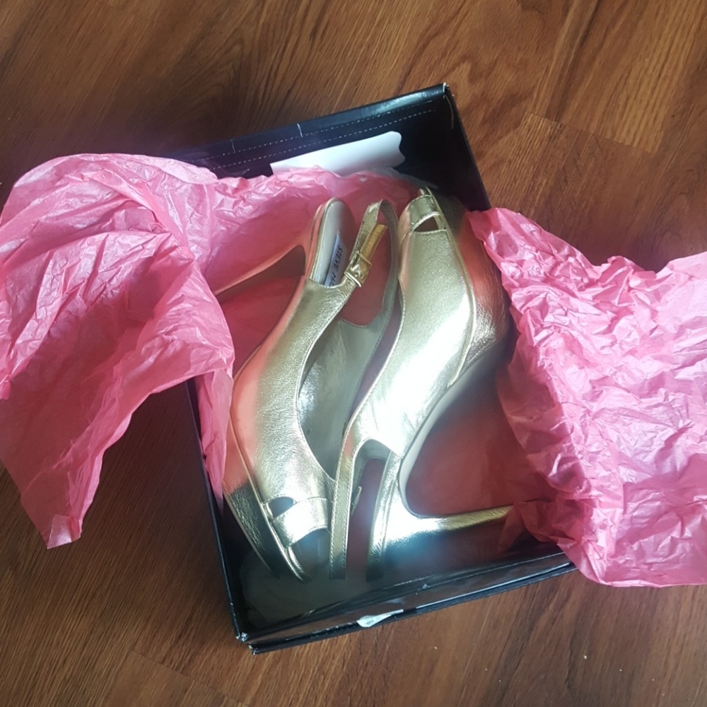 Gold Pumps - Picture 7 of 8